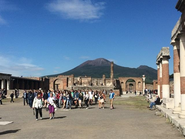 POMPEI gratuiti paganti tot. visitatori Gennaio 12.296 50.955 63.251 Febbraio 20.420 43.477 63.897 Marzo 48889 81424 130313 Aprile 115.418 177.117 292.535 Maggio 83.861 229.186 313.047 Giugno 65.