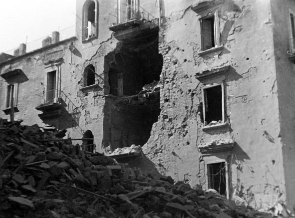 NAPOLI, EDIFICI IN PIAZZA DEL CARMINE Bombardamento del 1 marzo 1943, dalle ore 16:30 Archivio storico dei Vigili