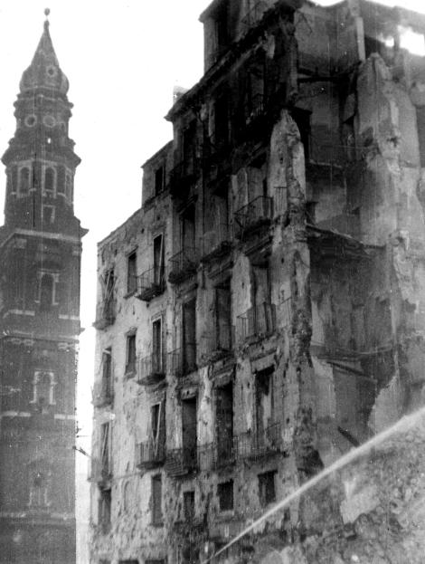 NAPOLI, EDIFICI IN PIAZZA DEL MERCATO Bombardamento del 4 agosto 1943, dalle 13:25 alle 14:50 Archivio storico dei Vigili del Fuoco di Napoli, inv. n. 3.
