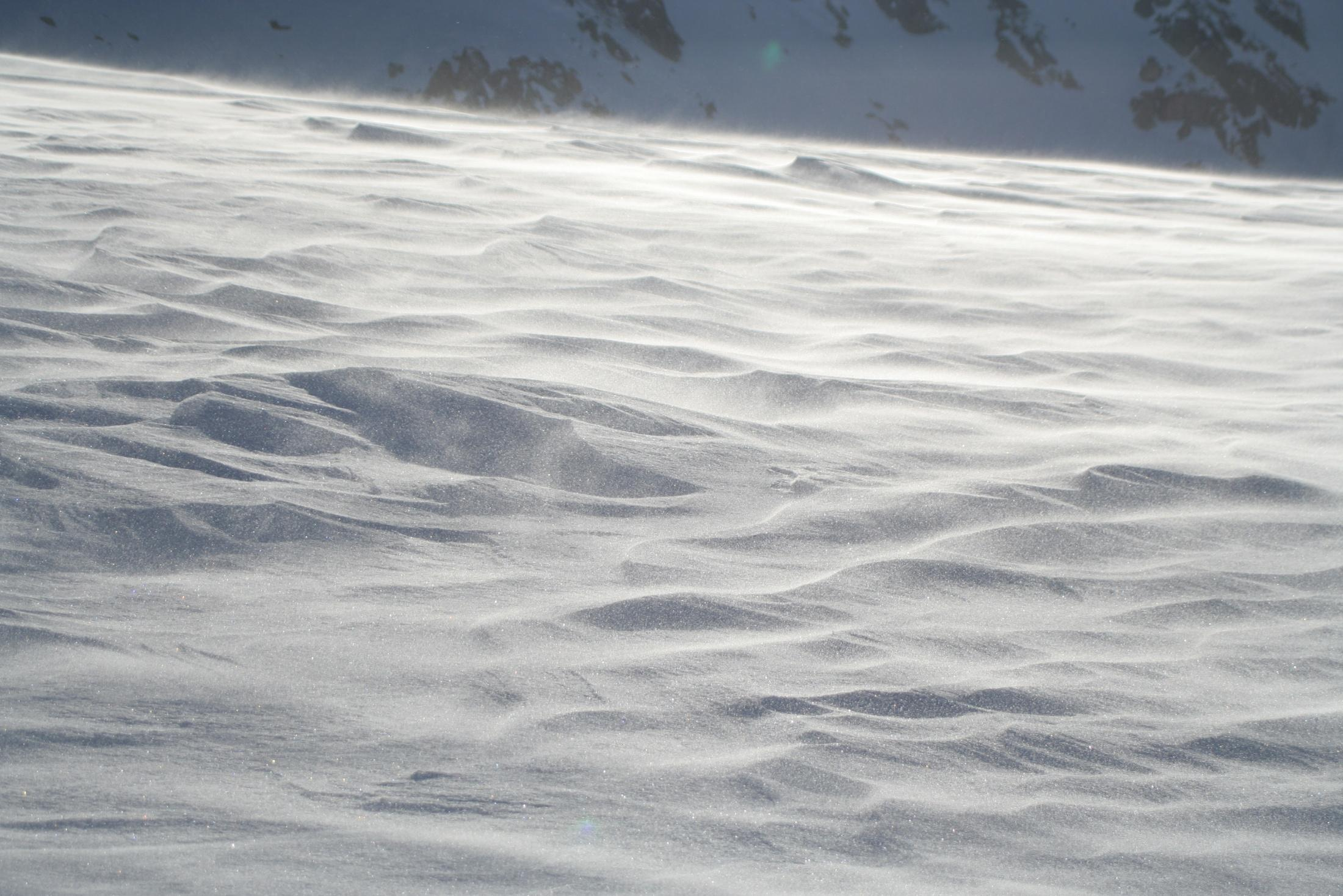 Metamorfismo meccanico: vento Il vento trasporta i cristalli di neve spezzettandone le ramificazioni: Metamorfismo meccanico Questo facilita il legame fra i grani!