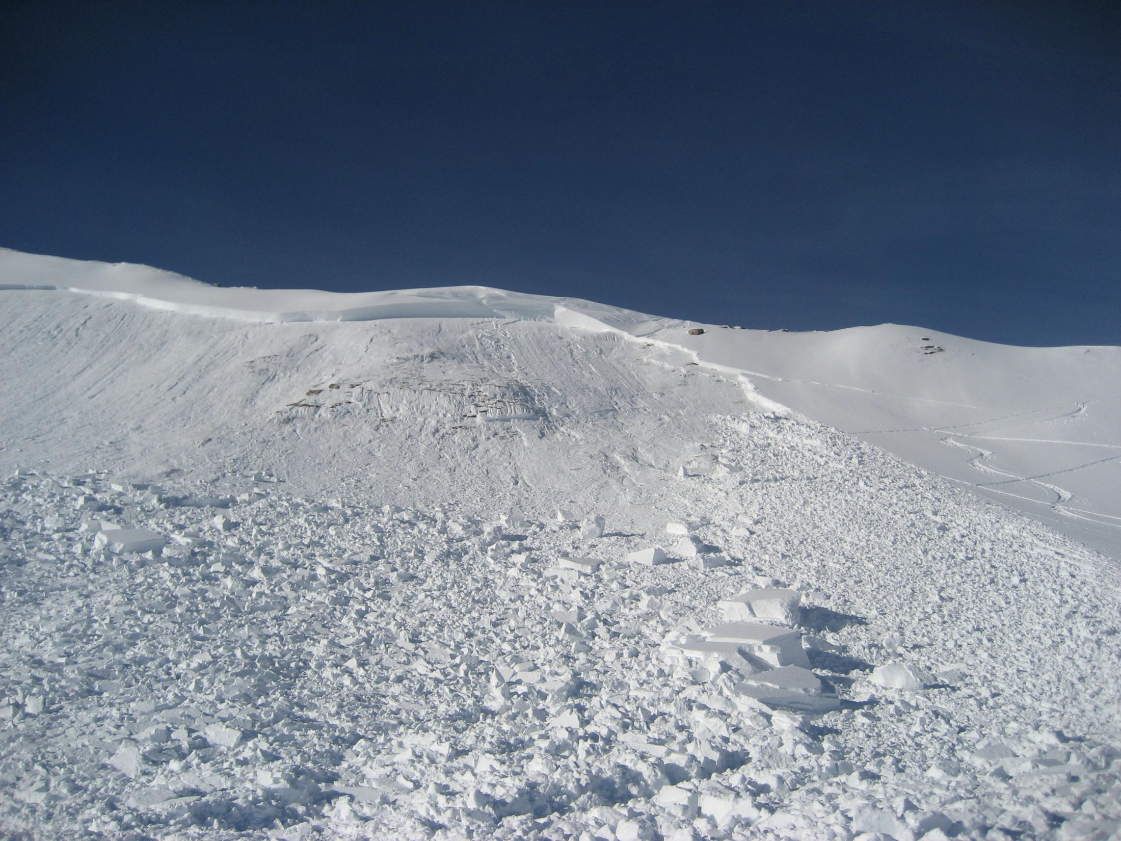 2. Valanghe a lastroni Strato di neve di buona coesione che scivola su uno strato