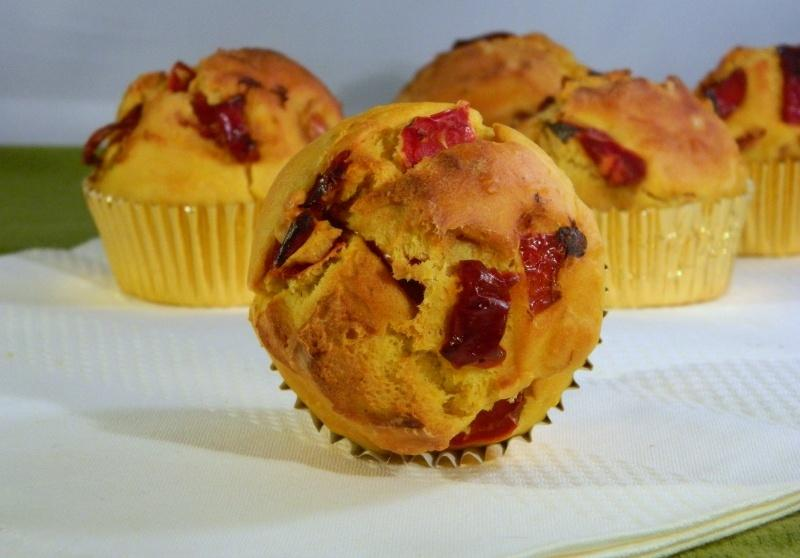 Muffin di peperoni rossi e limone 150g di farina bianca 00 50g di farina manitoba 5g di lievito di birra mezzo peperone rosso buccia di mezzo limone mezzo bicchiere d'acqua tiepida un cucchiaio di