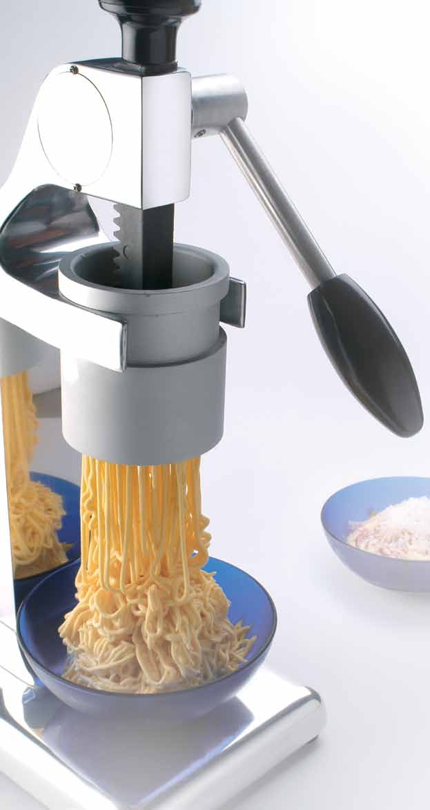 QS1 E la pressa per modellare il gelato con facilità. Con i diversi accessori a disposizione si possono velocemente preparare coppe gelato a forma di spaghetti, tagliatelle, lasagne, o asparagi.