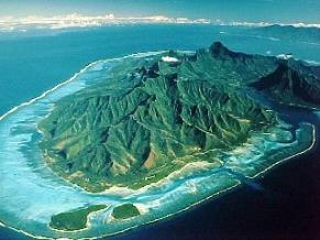 TAHITI La principale delle Isole della Società che si dividono in Isole del Vento, Tahiti, Moorea, Maiao, Mehetia (isole alte) e Tetiaroa dove vi abita quasi il 75% della popolazione polinesiana, e