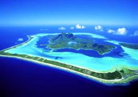 Bora Bora è conosciuta come la "Perla del Pacifico. Sulle carte geografiche è segnalata tra le isole Leeward: essa infatti fa parte del gruppo delle isole delle Società denominato Isole Sottovento.