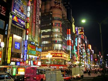TOKYO Ginza è la zona di negozi più famosa: è opulenta, piena di vita e di gente ed è il luogo ideale in cui venire a spendere soldi, ma ha anche molte piccole gallerie private che ne fanno un posto