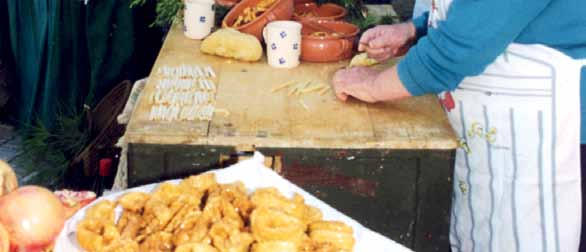 Karanjue Caragnoli Speciali canestrini fatti con sottili bastoncini di pasta dolce arrotolati attorno al fuso, rigati sul pettine del telaio, fritti in olio d oliva e affogati nel miele.