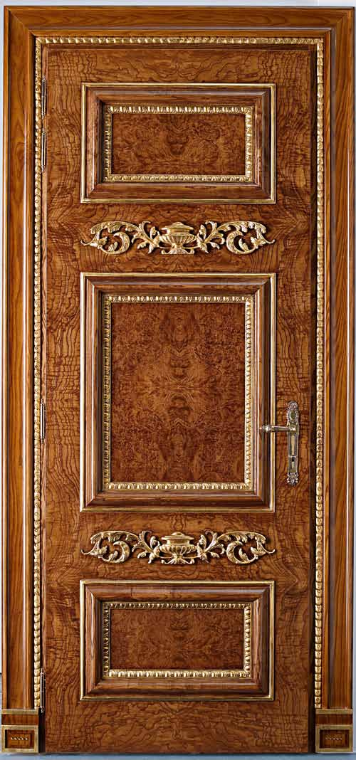 PORTA HOLLYWOOD Anta: radica di frassino Bugne: radica di mirto Intagli, cornici e capitelli: legno massello su nostro disegno personalizzato, rifinite completamente a mano, finitura foglia oro