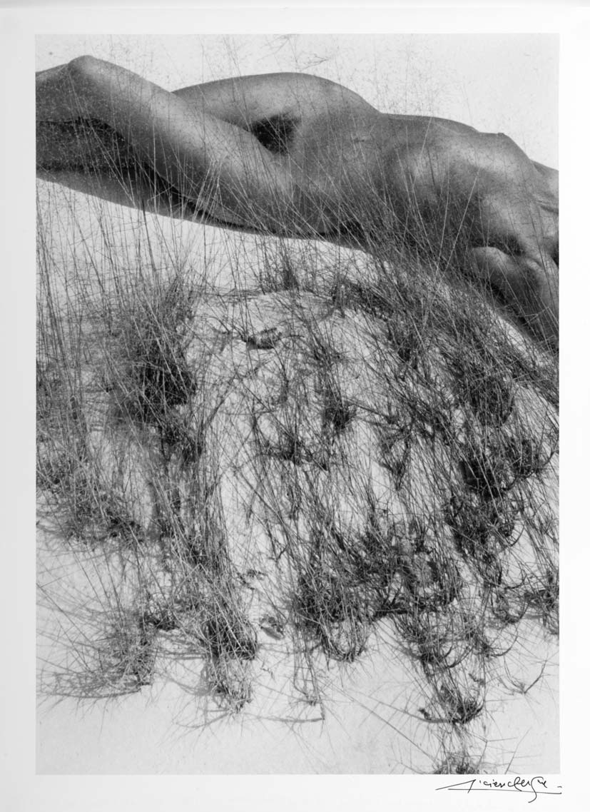 8 9 Lucien Clergue (Arles 1934 - Nimes 2014) Nude at White Sands LII 1986 cm 36 x 25,8 immagine cm 39,3 x 29,5 foglio Stampa alla gelatina e sali d argento, stampata dall autore nel 1988.