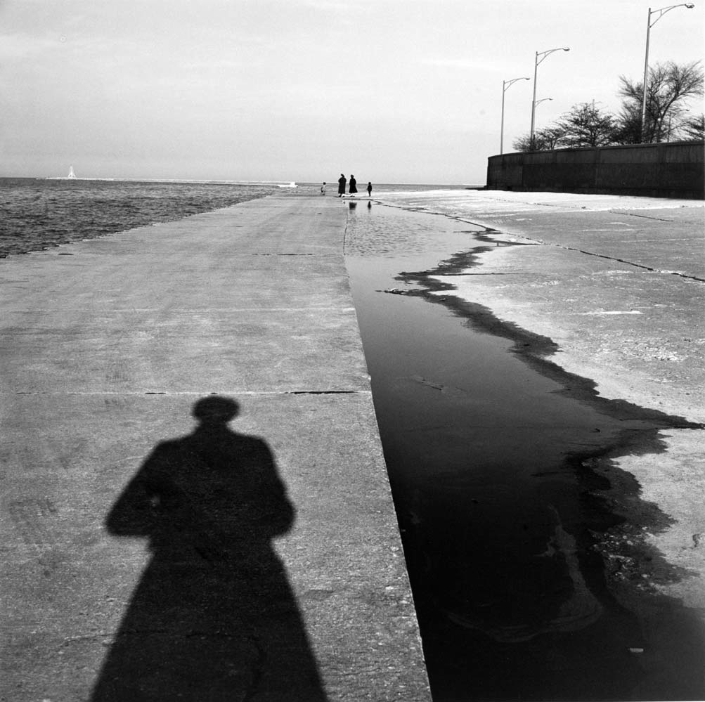 24 Vivian Maier (New York 1926 Chicago 2009) Self portrait 1956 cm 30,5 x 30,5 immagine cm 50,8 x 40,6 foglio Stampa alla gelatina e sali d argento, stampata nel 2014.