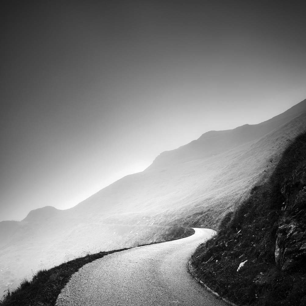 25 Pierre Pellegrini (Sorengo CH 1968) Sinuosità IX 2014 cm 60 x 60 immagine cm 100 x 100 foglio Stampa ai pigmenti di carbone su carta cotone Hanehmuhle, montata su alluminio.