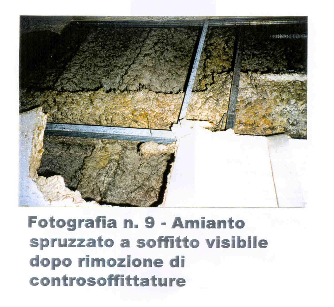 I dati di contesto: la produzione e l utilizzo di amianto Amianto spruzzato a soffitto visibile dopo rimozione delle controsoffittature In tali manufatti ed applicazioni le fibre possono