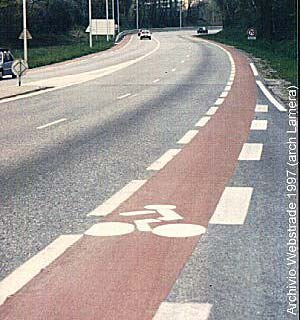 I percorsi ciclabili e la normativa francese i ciclisti scelgono se viaggiare nell anello o su corsie anulari ciclabili di larghezza 1,5-2 m, separate da una striscia bianca discontinua e dipinte di