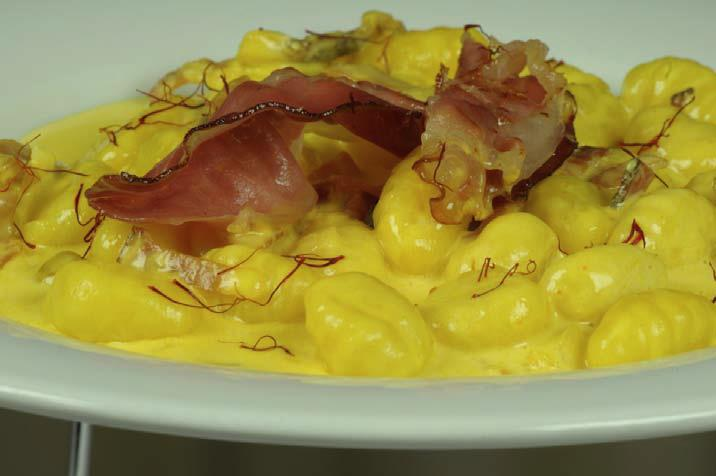 Farfalle alla boscaiola Pasta ad alto contenuto proteico condita con pancetta, crema e funghi. Un piatto deciso dai mille sapori.