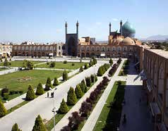 gioiello che ruota attorno alla sua bellissima piazza su cui si affacciano la Moschea del Imam, la Moschea Lotfollah o delle donne e il palazzo Ali Qapu.