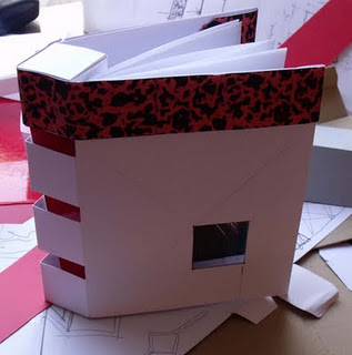 Materiali utilizzati per questa prova: Cartone ondulato spessore max 1mm Cartoncino bianco e rosso Colla vinilica
