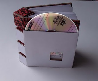 Una tra le varie funzioni: portapenne, anche da scrivania! Su entrambi i lati della copertina sono state ricavate delle tasche. Possono contenere anche un cd.
