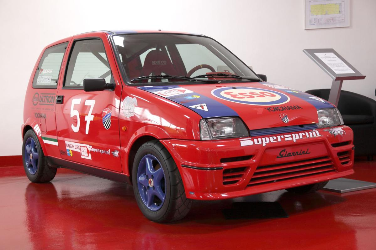 La Giannini Cinquecento Sport del 1993 è basata sul modello Fiat Cinquecento 903 cat ed è caratterizzata da un look decisamente sportivo.