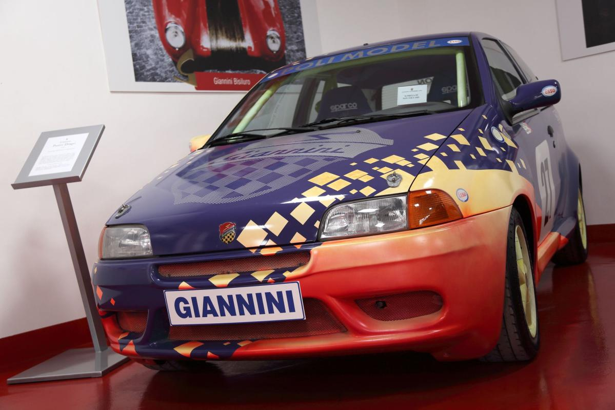 La Giannini Punto Drago, basata sulla Fiat Punto GT e caratterizzata da un accentuato look sportivo, è stata esposta al Salone di Torino del 1994.