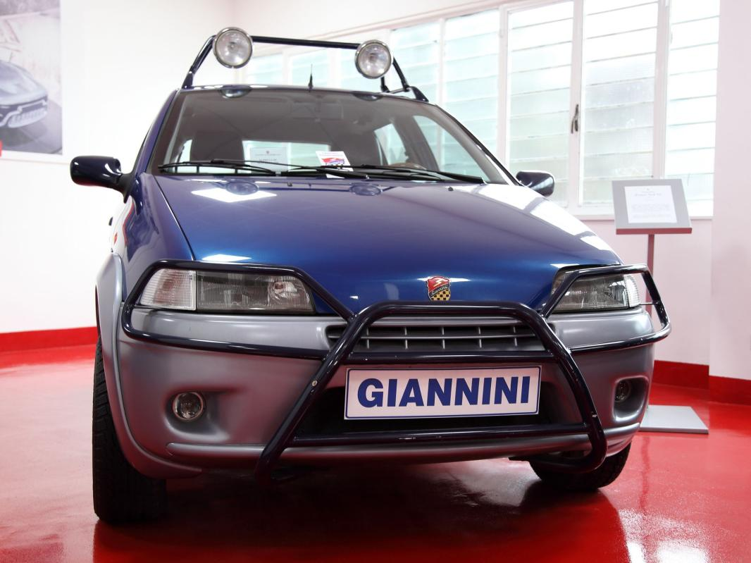 Giannini Punto 4x4 TL è un prototipo proposto dalla Giannini nel settore dei fuoristrada leggeri ed esposto al Salone di Torino del 1994 nella prestigiosa vetrina Punto e i Carrozzieri organizzata