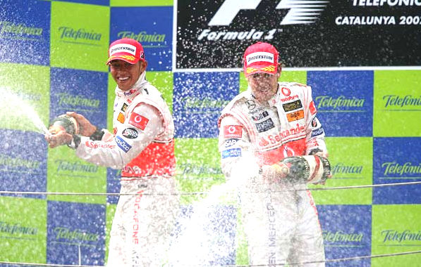 SP AGN A 2007 Nella prima sessione di prove libere di venerdì, Hamilton ed Alonso fanno registrare i primi due miglior tempi; nella seconda sessione, Alonso stacca il miglior crono ed il compagno il