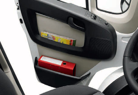 Climatizzatore automatico e WIP Sound in opzione. 1 Vani portaoggetti 1. Sotto il padiglione anteriore, con un volume supplementare da 22