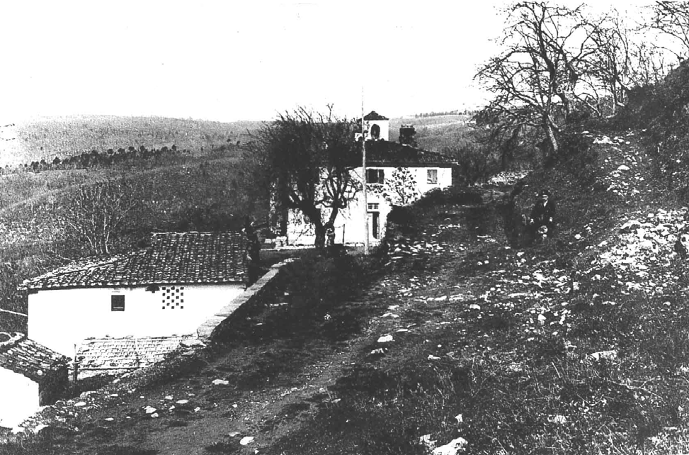 Documentazione Fotografica Storica Descrizione: L'insediamento religioso, si nota la torre campanaria. Data: Inizio Novecento.