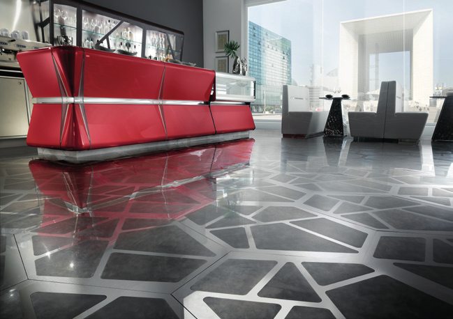 10 Prezioso pavimento in acciaio lucido satinato, con geometria esagonale, di facile montaggio.