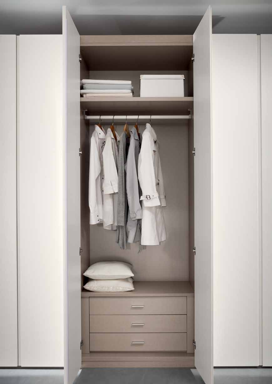 anta maniglia armadio 6 ante battente struttura e ante bianco frassinato L 272,2 cm H 251,2 cm P 59,6 cm 6 hinged door wardrobe with ashed white carcass and doors W 272.