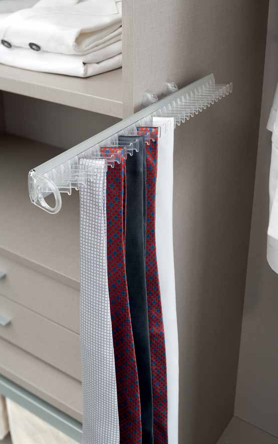 particolare porta cravatte estraibile pull-out tie rack (detail) tris armadio 2 ante scorrevoli da 135 mm struttura e ante bianco opaco, inserti bianco lucido, maniglione bianco