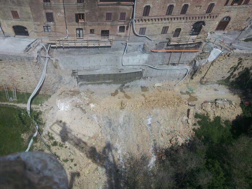 Via delle Mura all Arco - VOLTERRA 2 INTERVENTI Come primo intervento è stata prevista la stabilizzazione dei fabbricati prospicienti il fronte di crollo e del terreno sottostante le fondazioni.