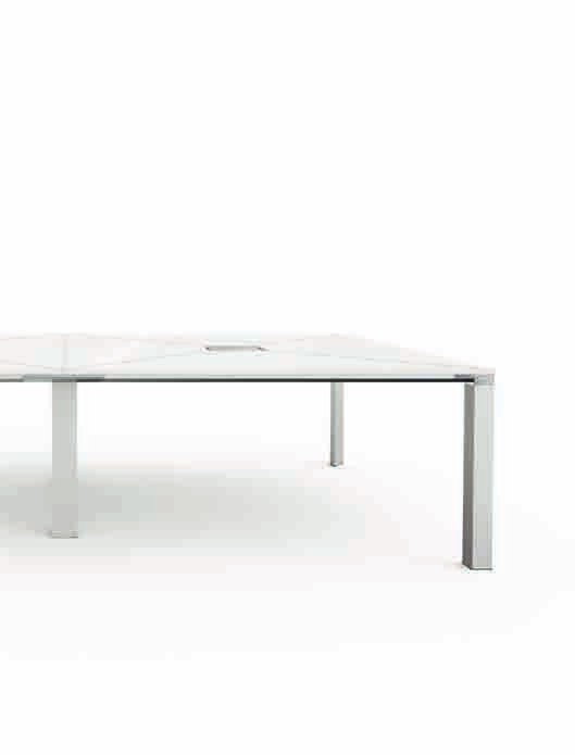 REFINED REFINED DESIGN DESIGN I tavoli sono gli elementi caratterizzanti, soprattutto per la tecnicità della la loro struttura, realizzata con profili e gambe in estrusi di alluminio collegati tra