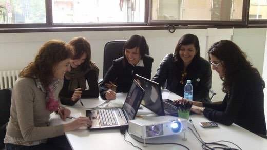 Alcune fotografie di momenti d aula: presentazione dei progetti svolti in team, la commissione formata da docenti e manager che ascolta le presentazioni, lavoro in aula, open