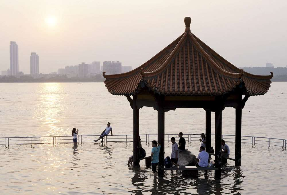 Un gruppo di turisti lungo il fiume Yangtze, esondato a