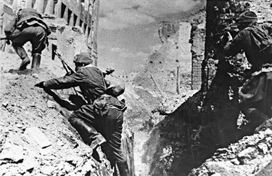 1914-1945: 1945: una guerra civile europea? 1ªGM e caduta Muro di Berlino sono i limiti del Secolo Breve di Eric Hobsbawm.