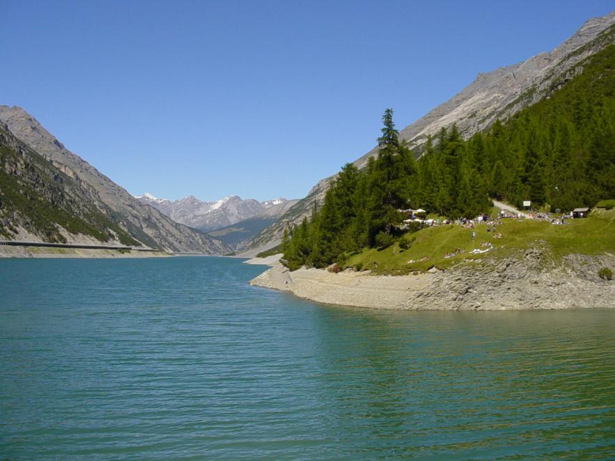 Giudizio estetico e giudizio teleologico Nel giudizio estetico noi viviamo immediatamente o intuitivamente la finalità della natura (ad esempio, di fronte ad un bel paesaggio, lo avvertiamo in