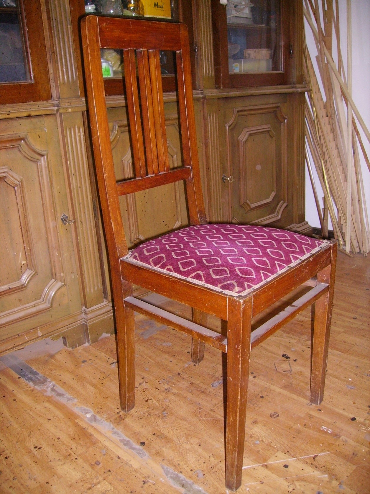 Questa sedia fa parte di un gruppo di 4 sedute di una sala da pranzo dei primi anni del 900, si tratta del tipico mobile prodotto in quell epoca ancora artigianalmente ma già in piccole serie.