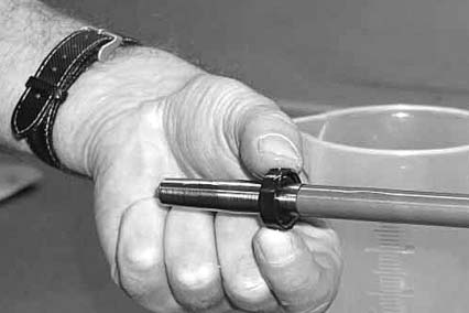 4-67 Oliare il segmento pistone. Inserire l'asta pompante nel tubo, utilizzare eventualmente una chiave a T (0 mm) per il centraggio. Infilare la rondella. 3 Spingere l'attrezzo speciale T 4.