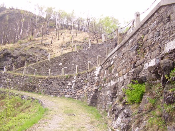 Il Forte di Bara, a 408 metri sopra la Punta di Migiandone, è la postazione fortificata principale della linea Massone piana del Toce.