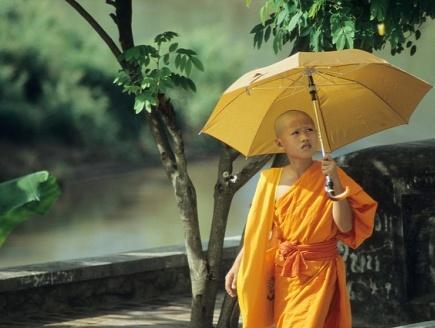 Prabang dalle 17 alle 22. Mezza pensione con pranzo, cena libera. Pernottamento in hotel Villa Santi Hotel**** o similare.