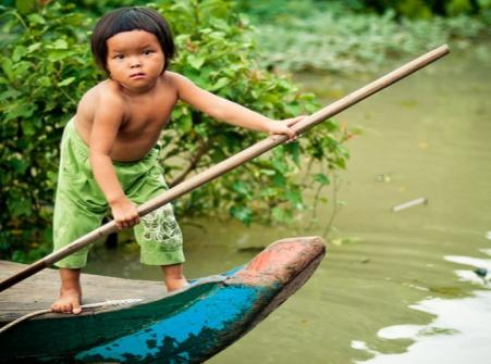 intrecciato, è l unica isola-tempio di Angkor: si dice che rappresenti simbolicamente Anavatapta, il lago sacro e mitico dell Himalaya, venerato in India per le proprietà curative delle sue acque.