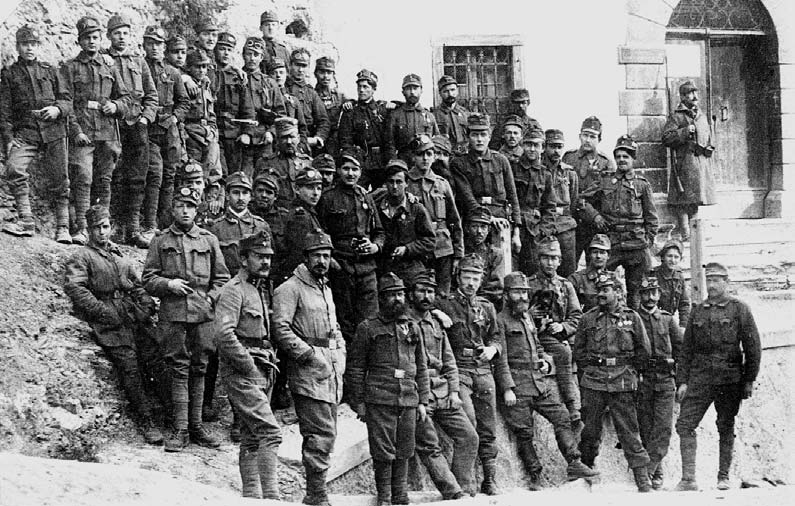 Soldati austriaci in posa presso la casa Monti a Candide 19-12-1917 Foto ricordo di soldati