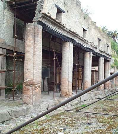 6 In alto un particolare del grande edificio del lato