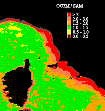 un gradiente crescente la sovrastima dell OC3M aumenta verso costa presumibilmente per l effetto spettrale peculiare delle acque costiere prodotto nella procedura di correzione atmosferica (Siegel et