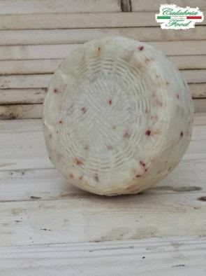 Pecorino Crotonese fresco Pepato Il peso di ogni forma varia da 750 gr a 900 gr Ingredienti : Latte ovino pastorizzato, fermenti latici, caglio e sale, pepe o peperoncino che compare in superficie