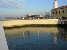 Riccione 2002: prima e dopo la cura Planimetria Generale del Progettone 2 anno 2007 25 26 Le opere di difesa dall acqua alta Portocanale di Cesenatico : porte