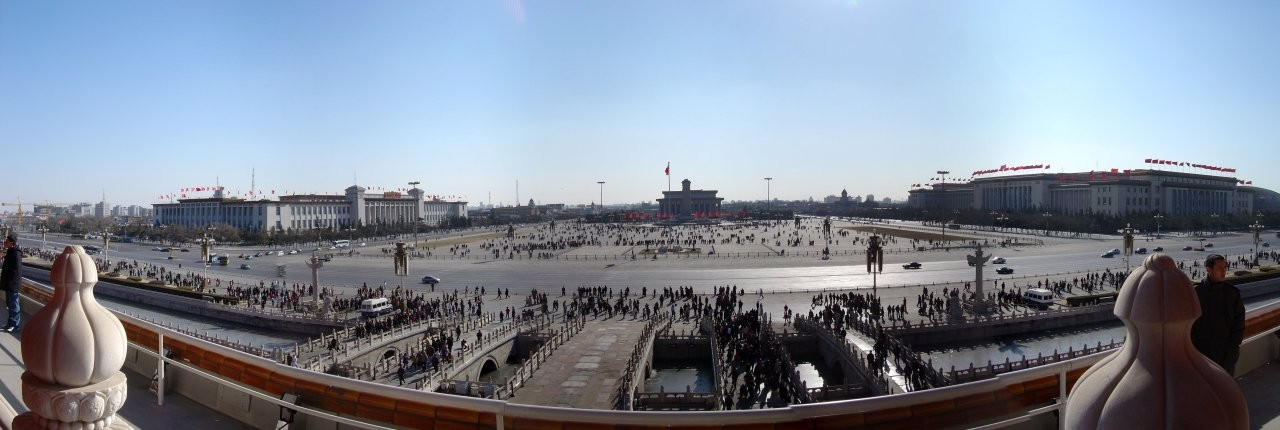 Cosa visitare a Pechino Piazza Tienanmen è la grande piazza vicino al centro di Pechino, in Cina, chiamata così per la Tienanmen (letteralmente, Porta della Pace Celeste) posta al suo nord, che la