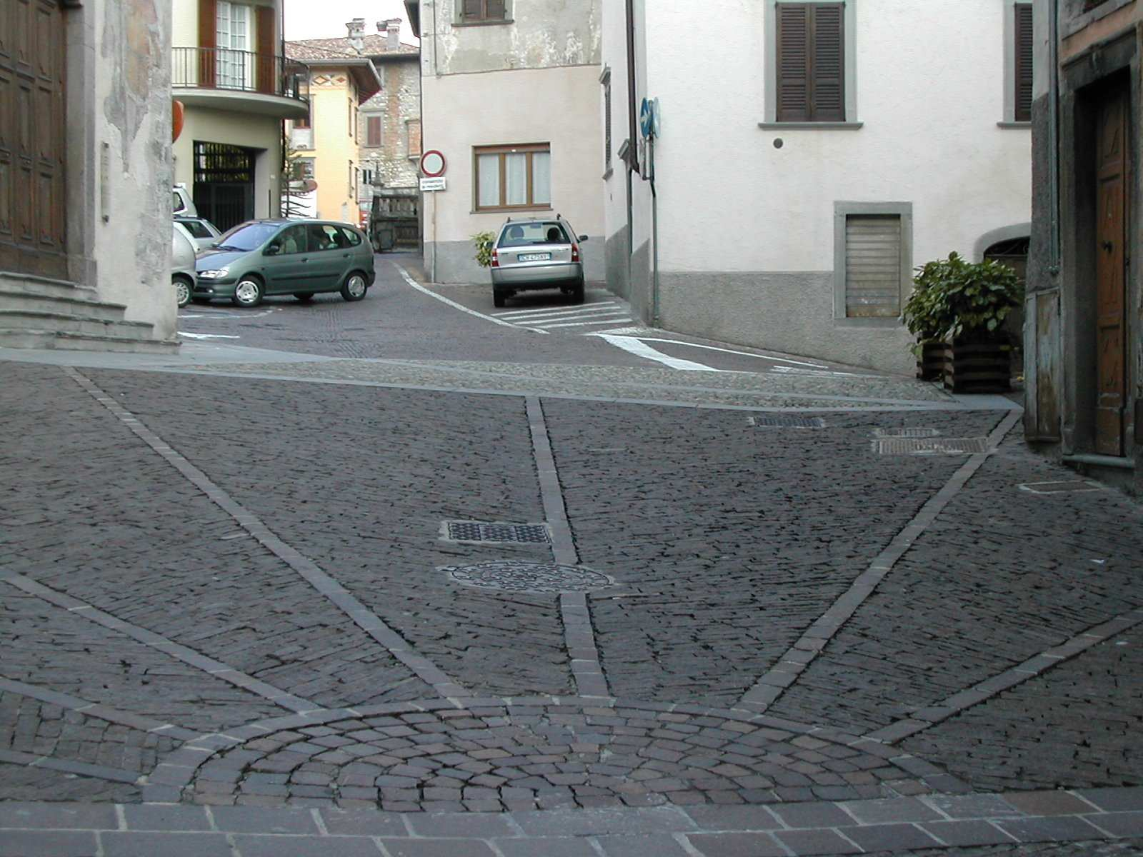 IL SISTEMA DEGLI SPAZI APERTI PAVIMENTAZIONI STRADALI Le pavimentazioni stradali rendono evidente e leggibile il sistema di relazioni che collega gli elementi dello spazio urbano Le