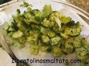 Tagliare a piccoli pezzetti i broccoli già raffreddati e condire con un pizzico di sale, una macinata di pepe e olio extra vergine di oliva.