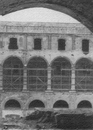 58/82 San Pietro Martire in Napoli 1977/1982 Prospetto di un ala di fabbrica nel cortile interno della